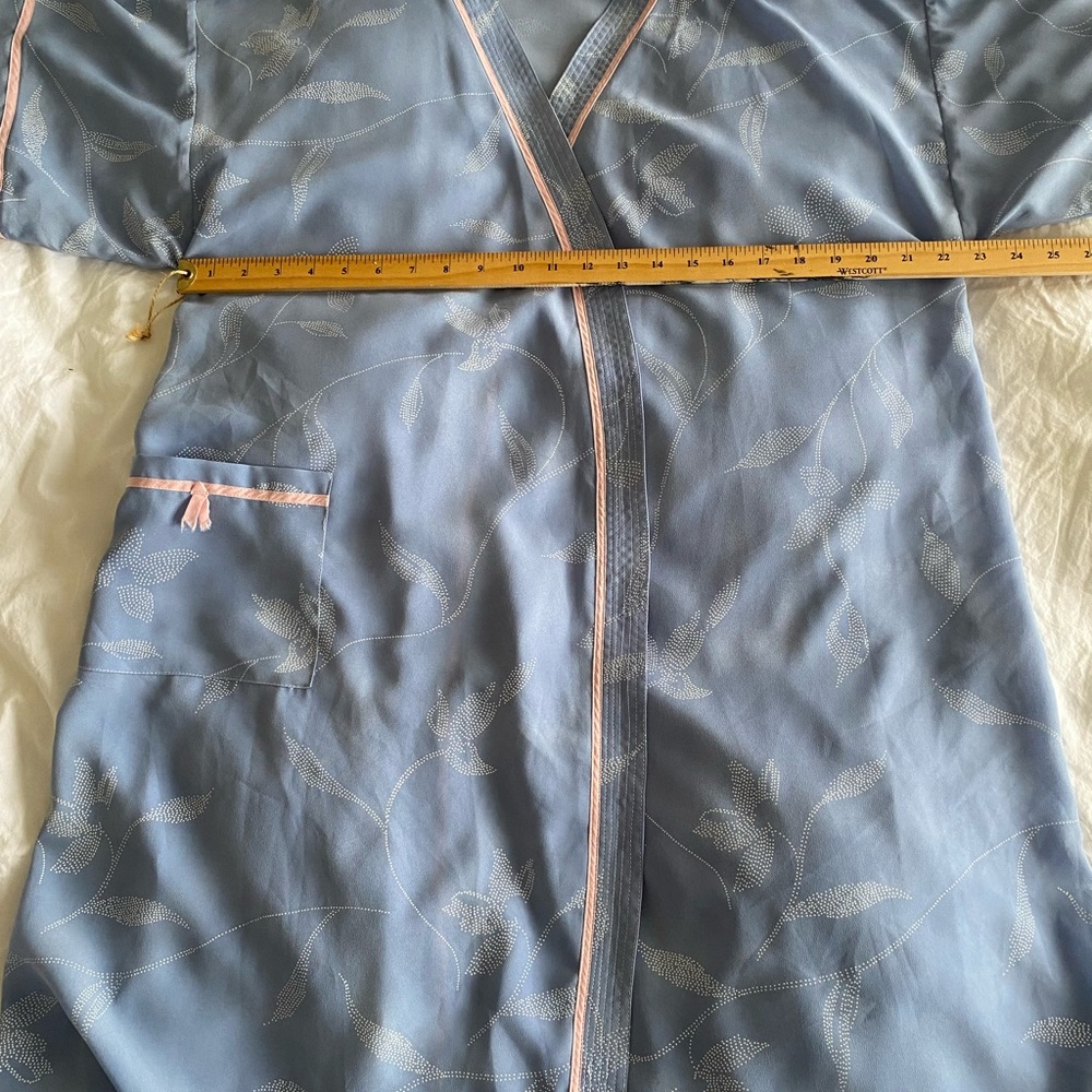 Vintage Elegant Blue Floral Kimono Robe with Pink Ribbon. - Picture 9 of 9